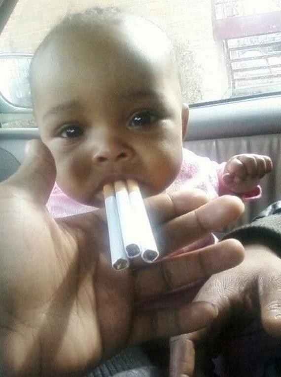 Bắt con gái hút thuốc làm trò vui?
